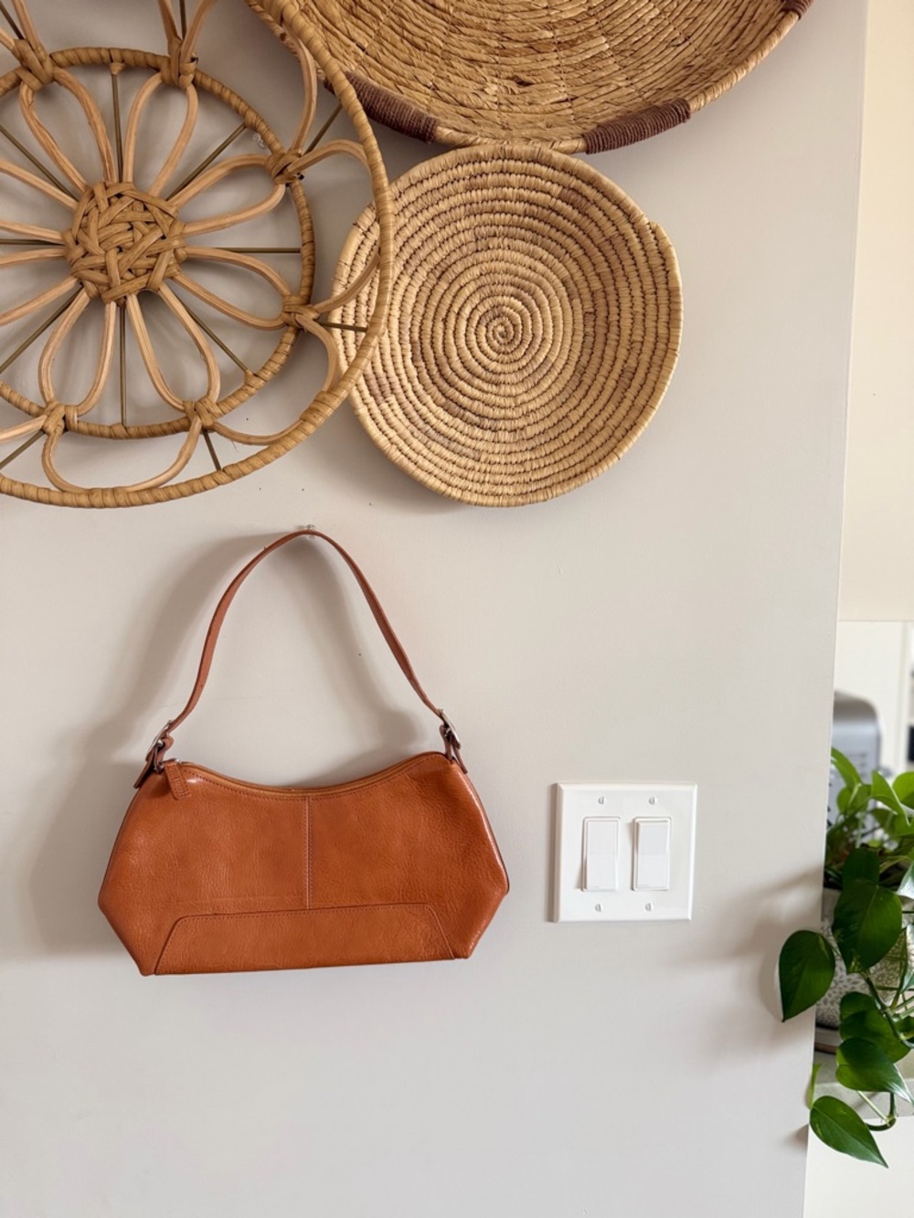 Wilson’s Leather Tan Leather Shoulder Bag with Single Strap and silver buckles